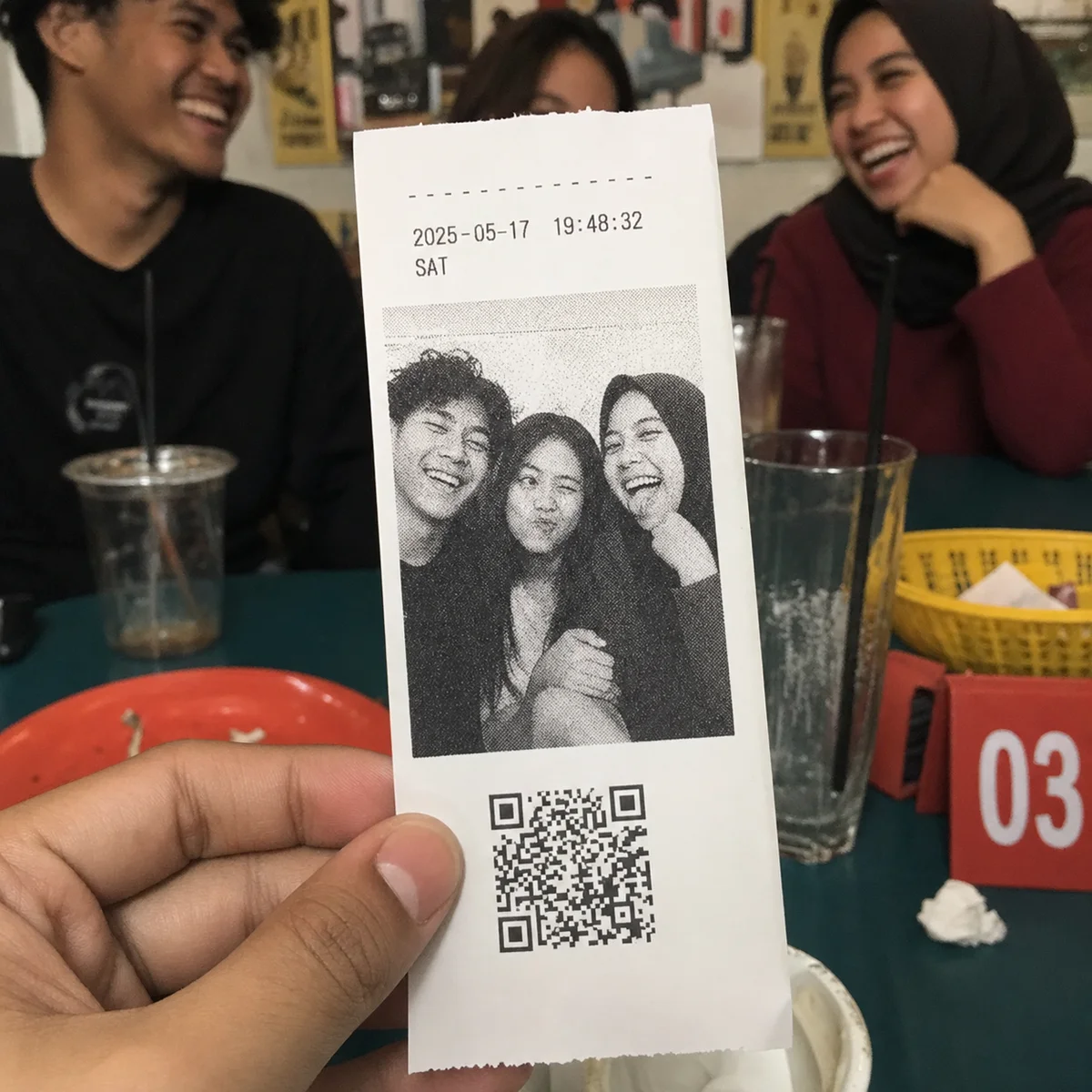 Receipt Classic berisi foto grup sedang dipegang di cafe
